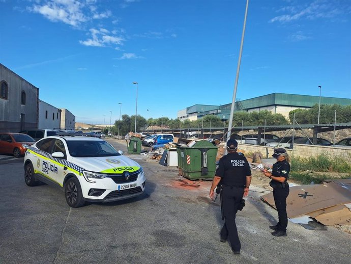 Dos agentes de la Policía Local en la campaña de inspección por el vertido de residuos.
