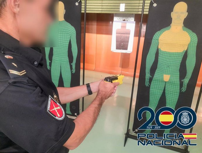 Archivo - Un taser de la Policía Nacional en una imagen de archivo.