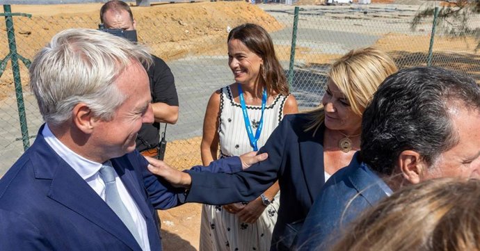 La alcaldesa de Huelva, Pilar Miranda, junto al CEO, Maarten Wetselaar, en el acto insitucional del inicio del proyecto Onuba.