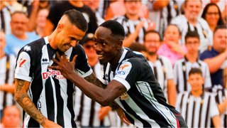 Los jugadores del Castellón Ousmane Camara y Israel Suero celebrando un gol.