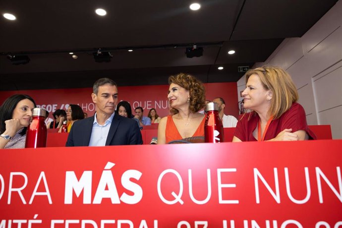 Archivo - El presidente del Gobierno Pedro Sánchez, la vicesecretaria general, María Jesús Montero (2d), la secretaria de organización, Rebeca Torró Soler (i), y la secretaria de Igualdad, Pilar Bernabé.
