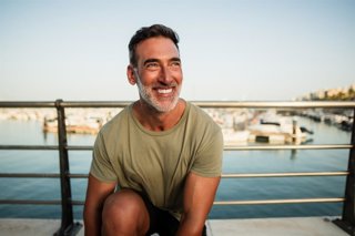 Archivo - Hombre feliz sonriendo.