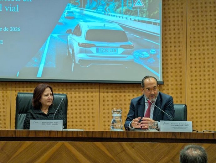 La Fiscal General del Estado, Teresa Peramato, junto al fiscal coordinador de la Unidad de Seguridad Vial, Mario Sanz, durante la presentación de la herramienta de IA para la elaboración de escritos de acusación en seguridad vial.