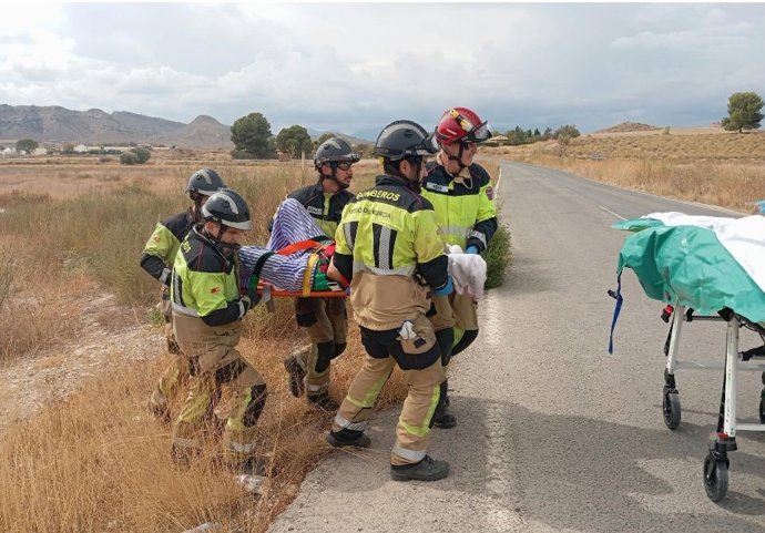 Bomberos trasladan a la herida hasta una camilla