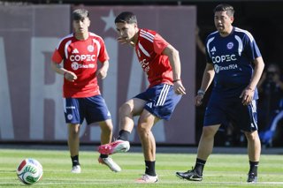 Futbol, entrenamiento de la seleccion chilena. Los jugadores de la seleccion chilena son fotografiados durante su practica en el complejo deportivo Juan Pinto Duran como parte de su preparacion para los proximos partidos amistosos contra Canada, Estados