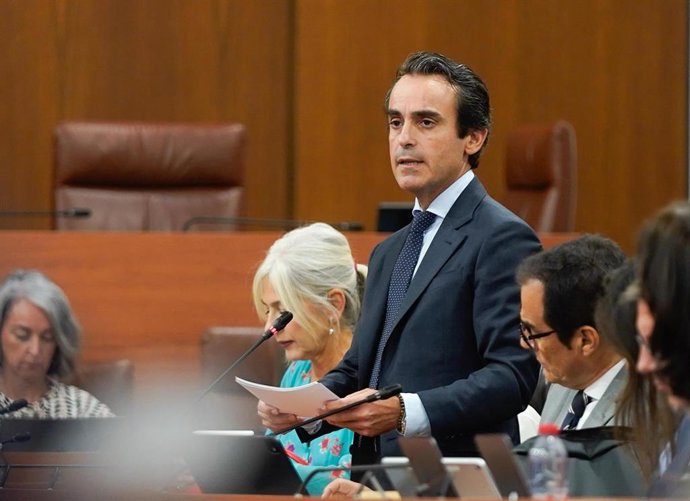 El consejero de Fomento, Mario Muñoz Atanet, en el pleno del Parlamento del 17 de septiembre de 2026.
