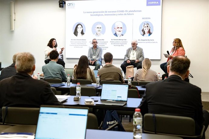 (I-D) Los médicos Sonia Tamames, José Gómez y Fernando Moraga-Llop durante la jornada de Hipra y ANIS ‘La nueva generación de vacunas: plataformas tecnológicas, innovación y retos de futuro’, a 17 de septiembre de 2026, en Girona, Catalunya (España).