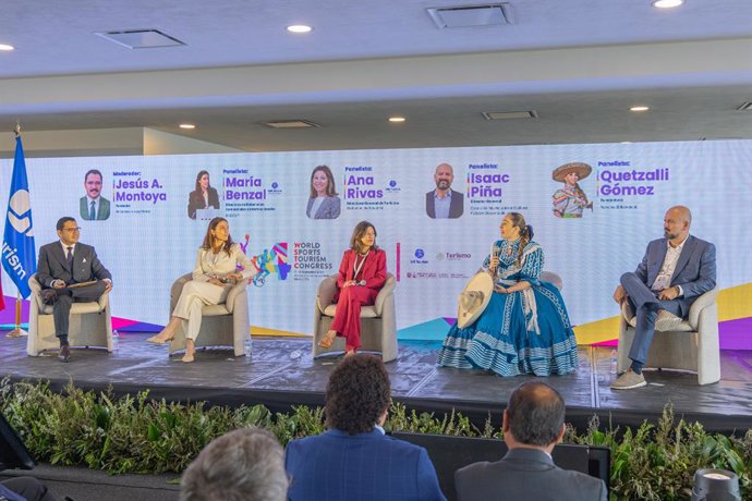 La directora general de Turismo, Ana Rivas como moderadora en una mesa redonda en el 4º Congreso Mundial de Turismo Deportivo, en Ciudad de México.