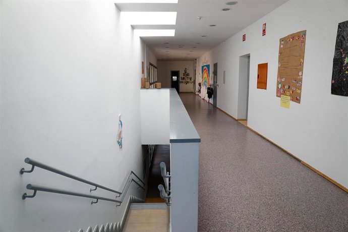 Archivo - Pasillo en el interior del Colegio 
