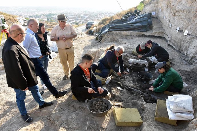 Archivo - Imagen de la anterior campaña de excavación (la novena) en el yacimiento paleontológico de Baza.