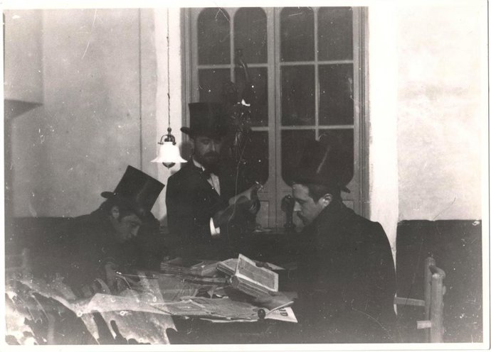 Amancio, Azorin y Jose Martinez del Portal en el salon de la Casa-M