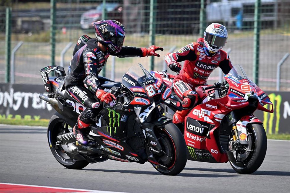 Archivo - Jorge Martín (Aprilia) y Marc Márquez (Ducati) en el GP de Chequia 2026 de MotoGP