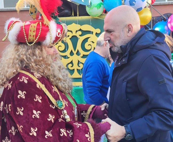 El delegado del Distrito Triana, Manuel Alés, saludando al Rey Gaspar.