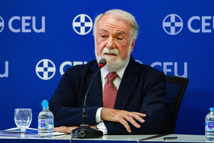 Archivo - Arquivo - O ex-ministro do Interior, Jaime Mayor Oreja, encerra o curso “Demografia e imigração: o destino em jogo” durante os Cursos de Verão CEU-María Cristina, em 8 de julho de 2026, em San Lorenzo de El Escorial, Madri (Espanha).