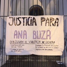 Archivo - Cartel reivindicativo por la muerte de Ana Buza