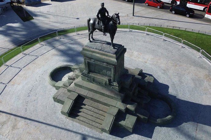 Santiago, 17 de septiembre 2026. Retiran muros del monumento al General Manuel Baquedano. Jonnathan Oyarzun/Aton Chile
