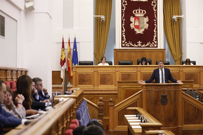 Amador Pastor, desde la tribuna de oradores del Parlamento