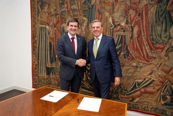 Juan José Etxeberria, rector de Deusto, y Asís Canales, delegado de Iberdrola en el País vasco