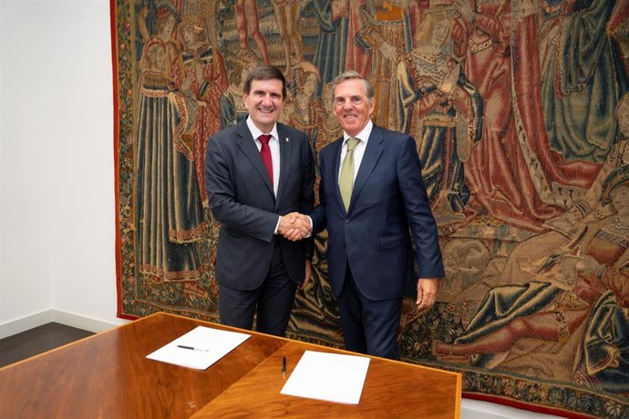 Juan José Etxeberria, rector de Deusto, y Asís Canales, delegado de Iberdrola en el País vasco
