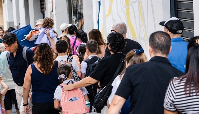 Familias y alumnos a las puertas de un centro educativo, en una imagen de archivo.