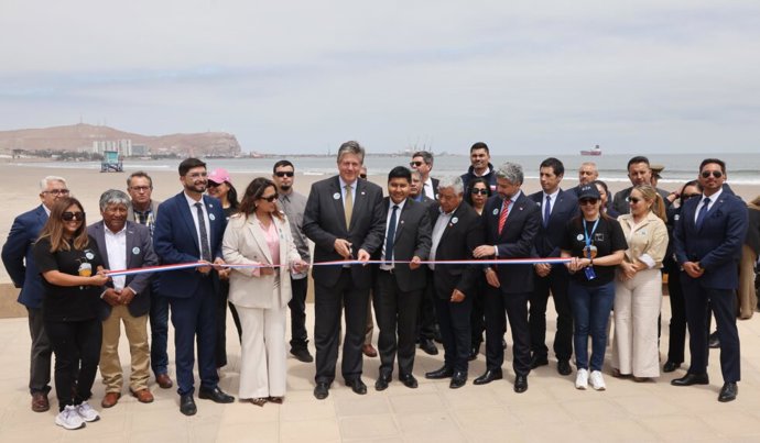 MOP inaugura renovación de 1,3 kilómetros del borde costero de playa Chinchorro de Arica con inversión que supera los $4 mil millones    Foto: MOP