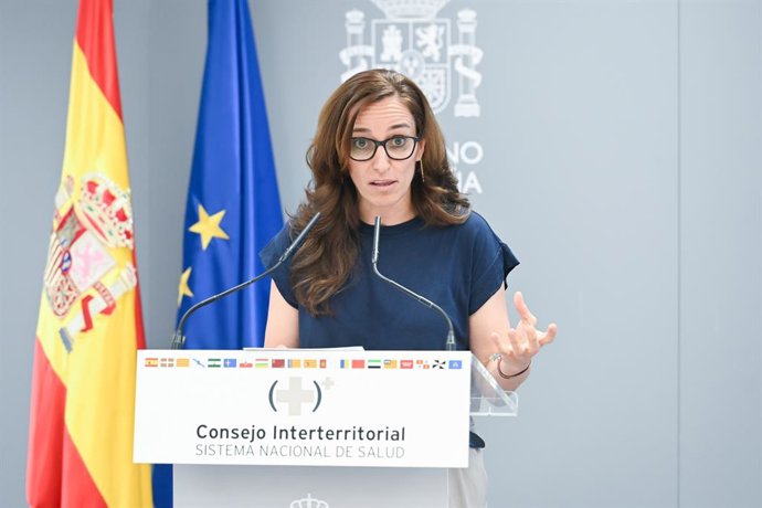 Archivo - Arquivo - A ministra da Saúde, Mónica García, durante uma coletiva de imprensa para informar sobre as medidas de gestão pública adotadas, em 22 de julho de 2026, em Madri (Espanha). Mónica García comparece perante a imprensa após presidir a