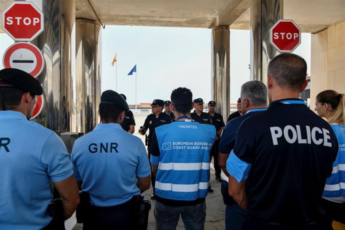 Archivo - Agentes de Frontex junto a policías nacionales, en una foto de archivo.