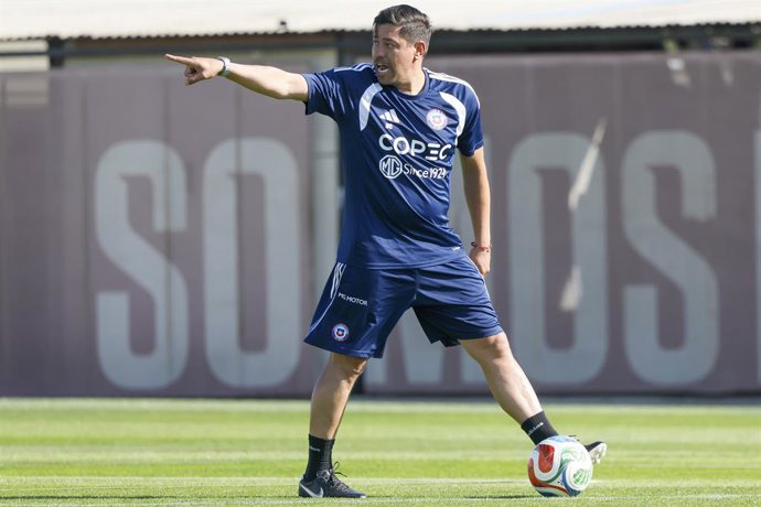 Futbol, entrenamiento de la seleccion chilena. Los jugadores de la seleccion chilena son fotografiados durante su practica en el complejo deportivo Juan Pinto Duran como parte de su preparacion para los proximos partidos amistosos contra Canada, Estados