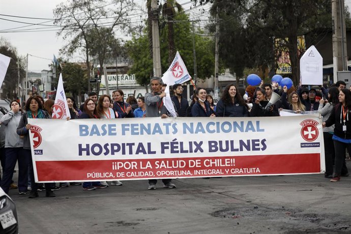 Santiago, 12 de septiembre de 2022. Funcionarios del Hospital Felix Bulnes se manifiestan por despidos injustificados. Javier Salvo/Aton Chile