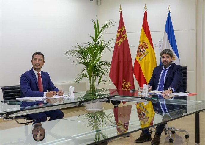 El jefe del Ejecutivo regional, Fernando López Miras, se reunió hoy con el alcalde de Águilas, Cristóbal Casado