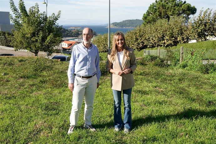 La conselleira de Política Social, acompañada del alcalde de Baiona, durante la visita.