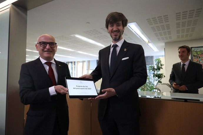 El ministro andorrano Ramon Lladós entrega el proyecto de presupuesto al síndic general, Carles Ensenyat, para su entrada a trámite parlamentario