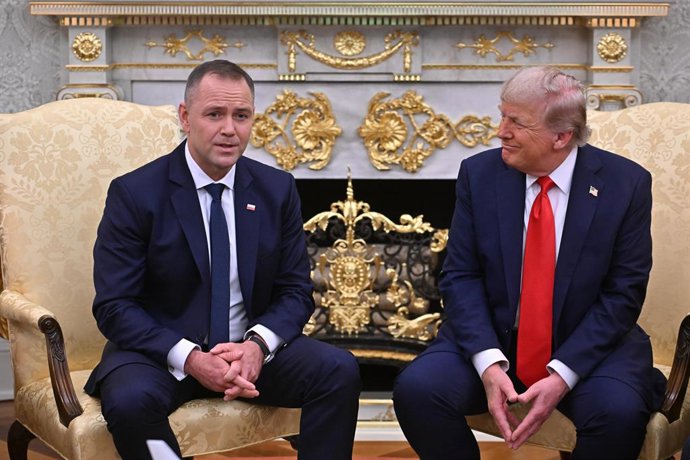 Archivo - September 3, 2025, Warsaw, Warsaw, Poland: September 3, 2025, Washington, USA: US President Donald Trump and President Karol Nawrocki of the Republic of Poland participate in a meeting in the Oval Office of the White House in Washington, DC, USA