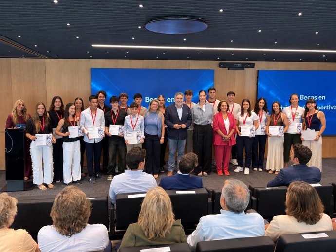 Foto de familia durante la IV edición de entrega de las becas de Fundación BEPRO