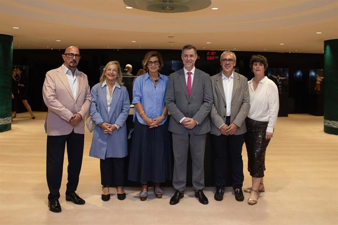El consejero de Cultura, Turismo y Deporte, Luis Martínez Abad, asiste a la inauguración de la nueva temporada del Palacio de Festivales de Cantabria