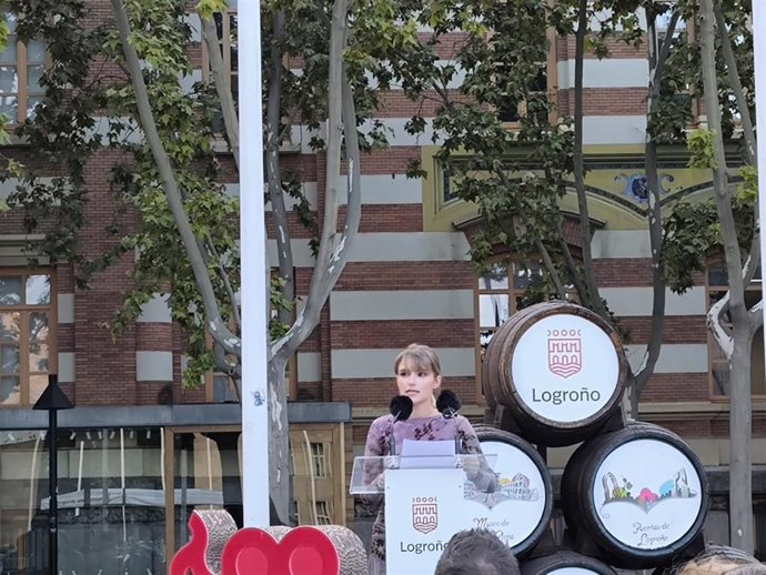 La actriz riojana, Helena Ezquerro, ofrece esta tarde, en la plaza del Ayuntamiento de Logroño, el Pregón Anunciador de las Fiestas de San Mateo 2026