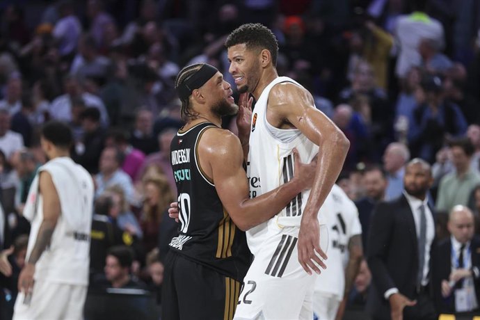 Archivo - Justin Anderson y Walter Tavares se saludan tras el Real Madrid-Dubai BC de la Euroliga 25-26