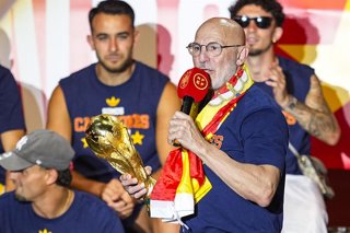 Archivo - Luis de la Fuente celebrates on stage during celebration of Spain as Champions of the FIFA World Cup 2026 at Cibeles Palace on July 20, 2026 in Madrid, Spain.