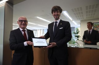 El ministre andorrà Ramon Lladós lliura el projecte de pressupost al síndic general, Carles Ensenyat, per a la seva entrada a tràmit parlamentari