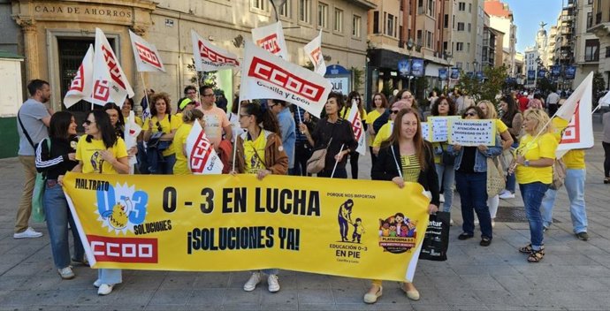 Más de medio centenar de personas se concentra en Valladolid por la dignificación del sector de 0 a 3 años