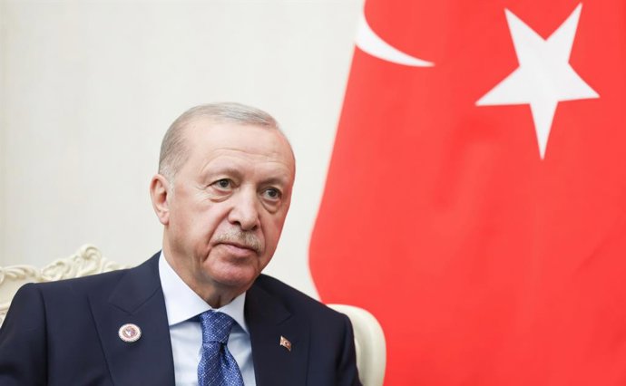 2 de setembro de 2026, Bishkek, Quirguistão: O presidente turco, Recep Tayyip Erdogan, ouve o presidente russo, Vladimir Putin, durante uma reunião bilateral à margem das reuniões da Cúpula da OCS, em 1º de setembro de 2026, em Bishkek, Quirguistão.