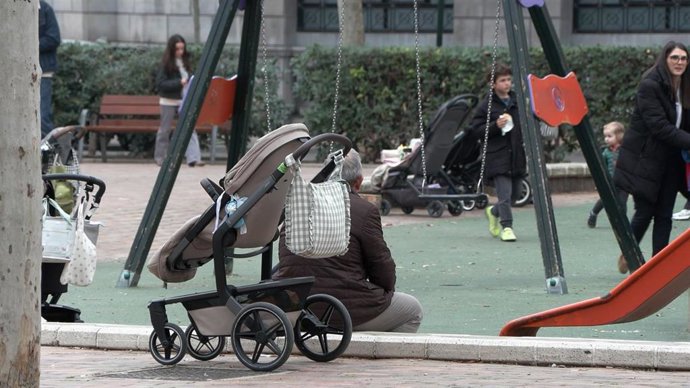 Archivo - Carrito de bebé en parque infantil.