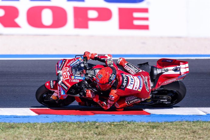 San Marino, República de San Marino: IPA88595056 — Marc Márquez, da Espanha, e a equipe Ducati Lenovo durante o GP14 da MotoGP, o Grande Prêmio Red Bull de San Marino e da Riviera de Rimini.