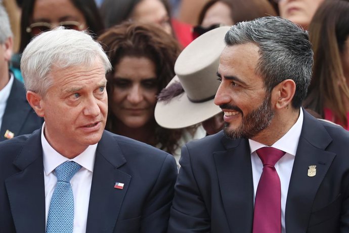 Santiago 17 de septiembre 2026. El Presidente de la Rep blica, Jose Antonio Kast, junto al alcalde de San Bernardo, Christopher White, participa en el desfile civico militar en Honor a las Glorias del Ejercito de Chile. Dragomir Yankovic/Aton Chile