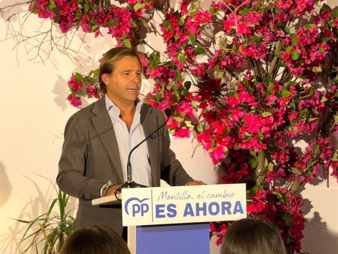 El secretario general del PP-A, Antonio Repullo, durante la presentación de María José Tejada como candidata del PP a la Alcaldía de Montilla (Córdoba).