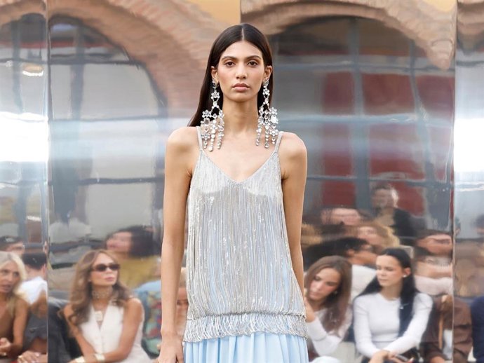 Isabel Sanchis reinventa la tradición en MBFWM con un desfile que mira al futuro