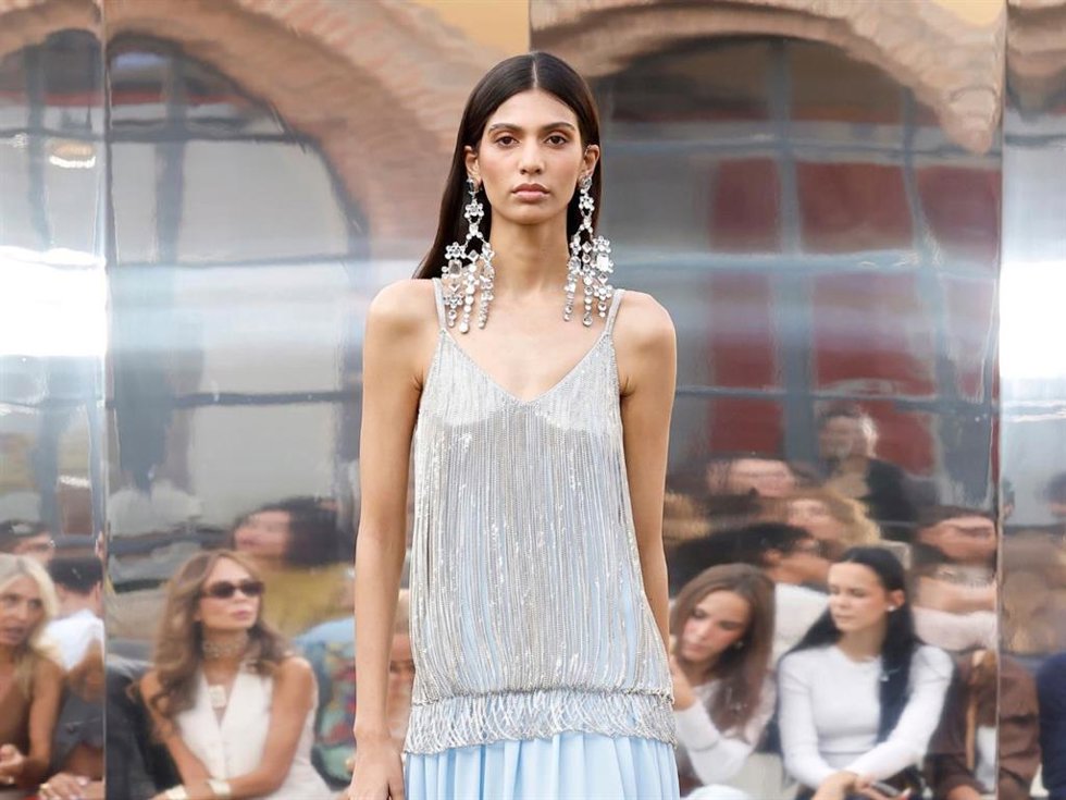 Isabel Sanchis reinventa la tradición en MBFWM con un desfile que mira al futuro