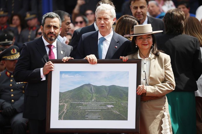 Santiago 17 de septiembre 2026. El Presidente de la Rep blica, Jose Antonio Kast, junto al alcalde de San Bernardo, Christopher White, participa en el desfile civico militar en Honor a las Glorias del Ejercito de Chile. Dragomir Yankovic/Aton Chile