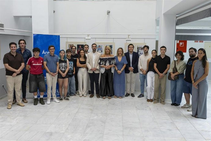 Inauguración de la exposición 'Caras Jóvenes de Huelva', con la asitencia de la alcaldesa de Huelva, Pilar Miranda.