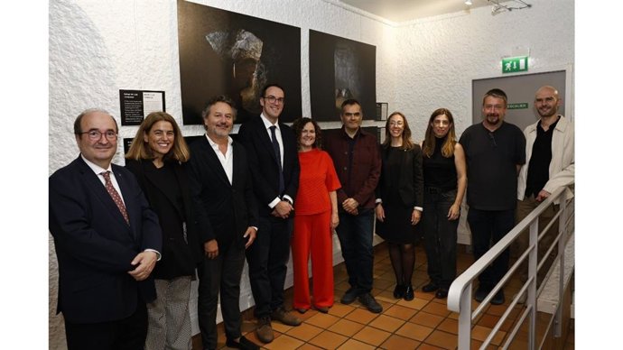 La consellera de Cultura, Sònia Hernández, y el historiador y exdiputado Xavier Domènech en la inauguración de la exposición 'Els refugis de la Guerra Civil a Barcelona' en el Centre d'Estudis Catalans de la Sorbonne de París